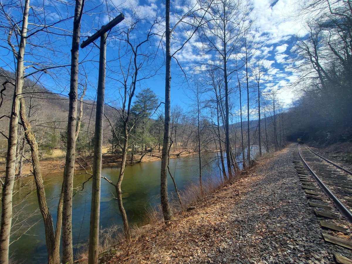 It’s a beautiful day on the Cass to Durbin line! 

Who would like to see year-round service on this section of railroad? 🙋🏻‍♂️

📷: Ross Harrison