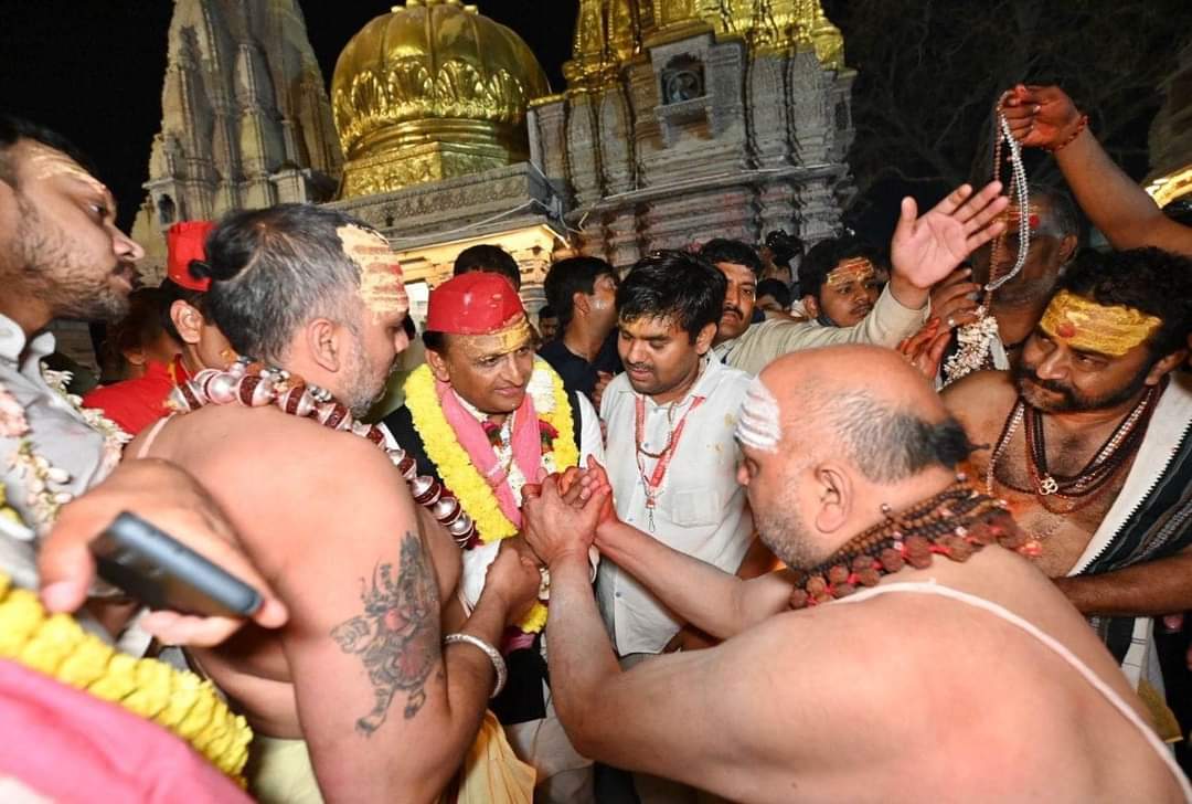 माननीय राष्ट्रीय अध्यक्ष श्री #AkhileshYadav जी ने श्री काशी विश्वनाथ मंदिर, वाराणसी में दर्शन कर आशीर्वाद प्राप्त किया

मिला काशी में आशीर्वाद !

#अखिलेश_आ_रहे_हैं
#बाइस_में_बाइसिकल