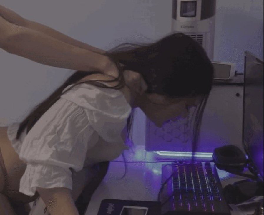 rencognito_'s tweet photo. wish he’d show me his light up keyboard :/ https://t.co/jvMEX4grb3