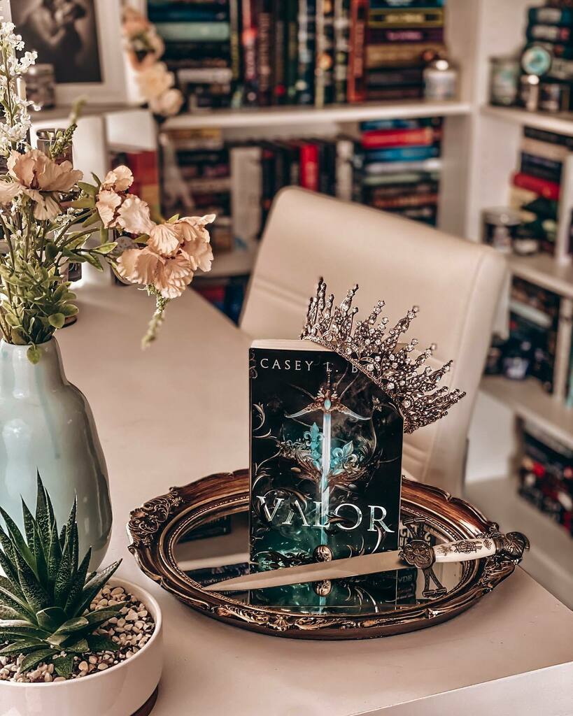 ★ ★ INTERNATIONAL GIVEAWAY
★ Which two fictional characters would you bring along to help you free a captive?

Today I'm happy to be sharing @authorcaseybond's latest release, Valor! This is a new epic fantasy that hit my radar recently and it sounds… instagr.am/p/CasSY7BP256/