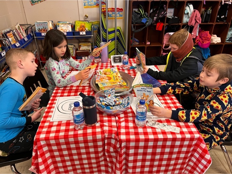 castle_wr's tweet photo. Mrs. Burchett’s 2nd graders ended Read Across America Week with a Book Tasting of various chapter books. https://t.co/2eFDBw6xLP