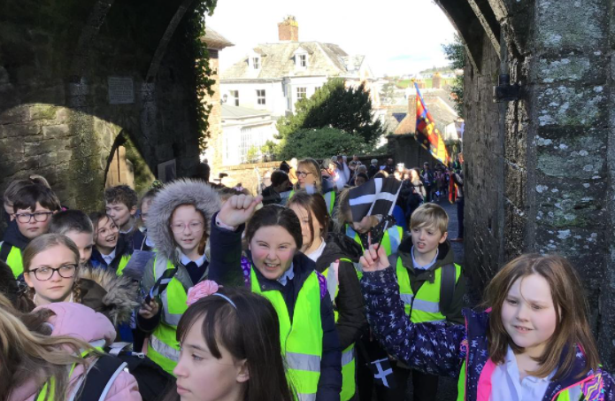 ADMAT_SSCA's tweet photo. Year 5 proudly represented St Stephens @ Launceston St Piran's Day march. All were in good voice for the songs (Trelawny our favourite) and really enjoyed the traditional dancing. It was great to come together as a community to celebrate our local history and traditions #cornwall https://t.co/c2mvWuWp3i
