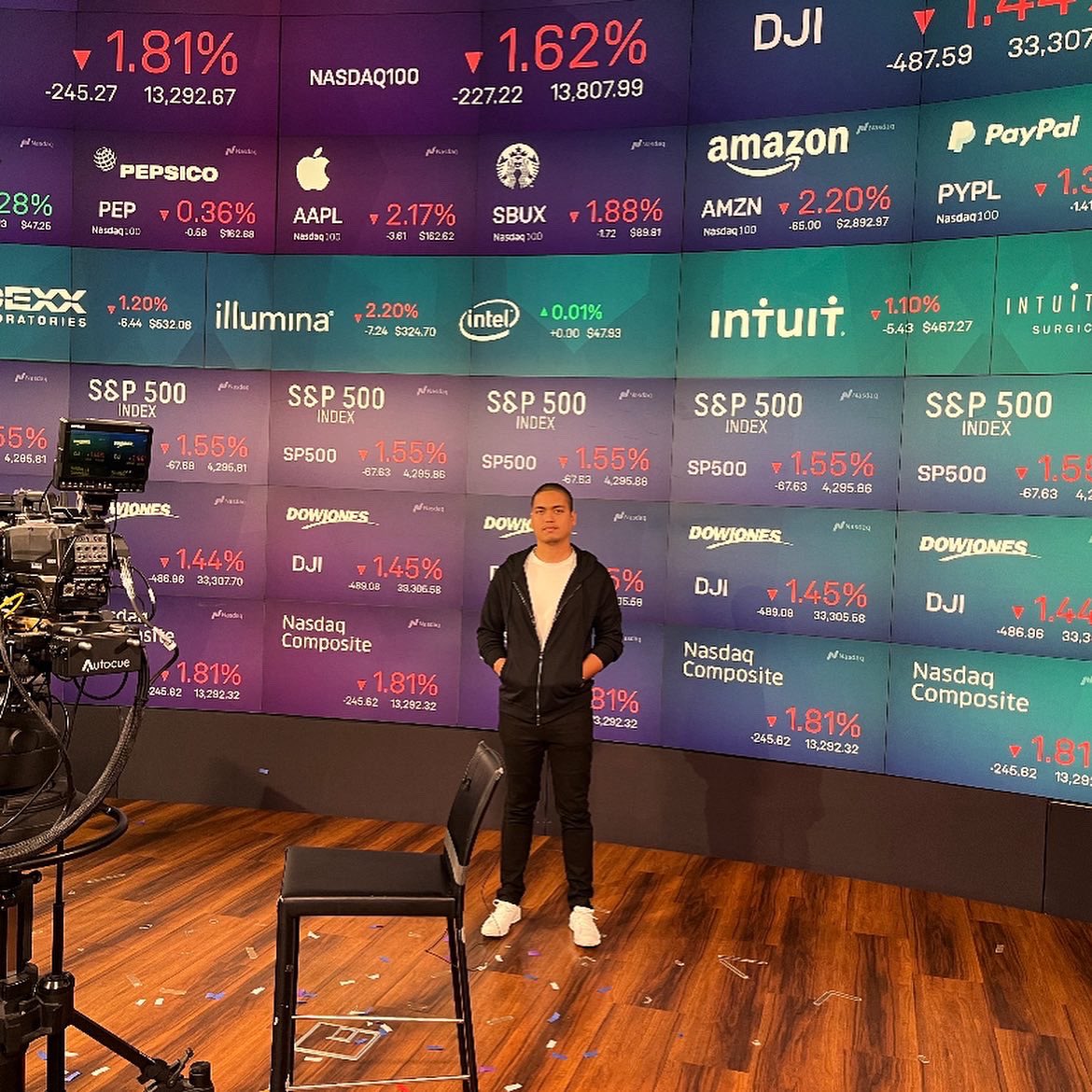 waiaujustin's tweet photo. Out here spreading the good word of @LGCYNetwork with @NewToTheStreet @Nasdaq https://t.co/OKxVW6jaS0