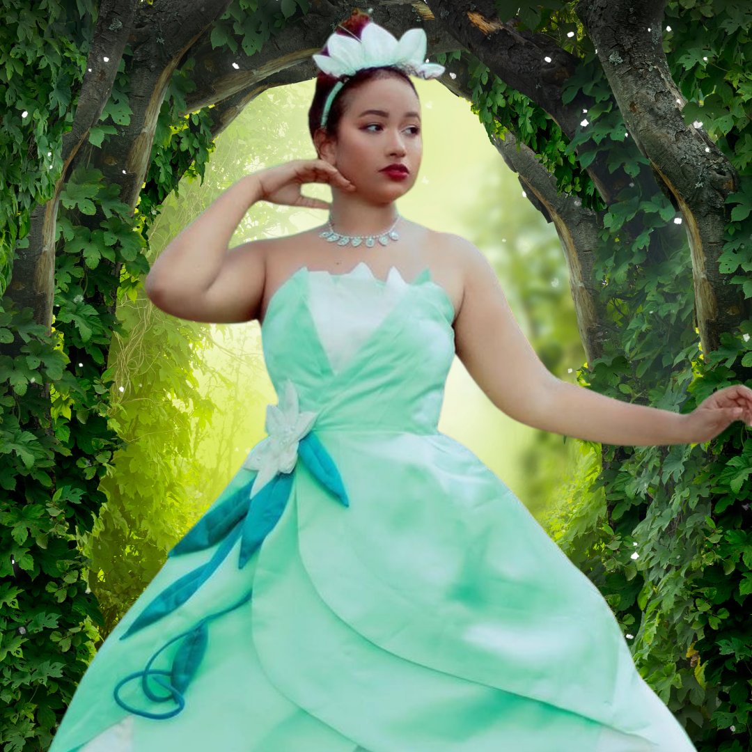 GOASIcon's tweet photo. We’re celebrating Women's cosplay here at Goasicon! Here is @pinkshinx_ who is a Disney and anime cosplayer! Make sure to show her page some love! #animecosplayer #Princesstiana #GOASIcon #Cosplayers #GeekOutSI #2022 #princessandthefrog #womenscosplay Photography by @yohane_fotos https://t.co/rYoh0OEHsx