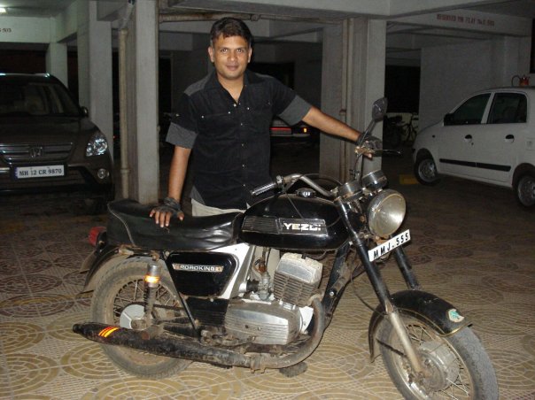 TheGhostRider31's tweet photo. Long Long Time Ago when the unique numberplate of this motorcycle often got me into more attention than what I could ask for. Apparently, the previous owner was one notorious character from suburban Mumbai #MMJ555 #RoadKing #BhaiKaGaadi #MumBhai #WindTalker #2Stroker https://t.co/keZS4MXyfX