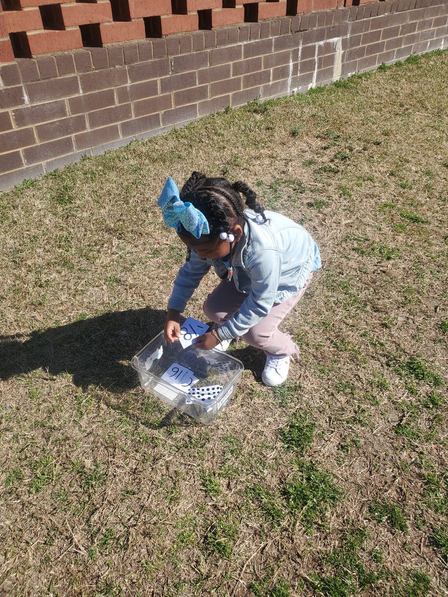 MrsJBonds's tweet image. Read Across America Week 2022📚 Rhyming, buddy reading with HFWs, sequencing If You Give a 🐭 a 🍪 and making cookies, retelling fairy tales, Duck, Duck, Goose with /g/ words, and relay races 🏁 with teen numbers
✅️ SUCCESSFUL
✅️FUN 
@RTEFlightStatus @R2CFCD