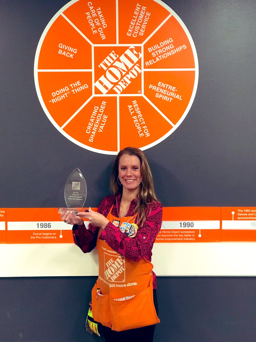 Shoutout to this amazing woman right here @Shanda668 for making 8412 #1 in the district for the entire year in Specialty and Services Sales Performance in 2021 👏 🏆 💴 AWESOME JOB SHANDA & TEAM 😊 @cole91960676 @AmiRumsey @homedepot8412 @chanshansen @hollytate122