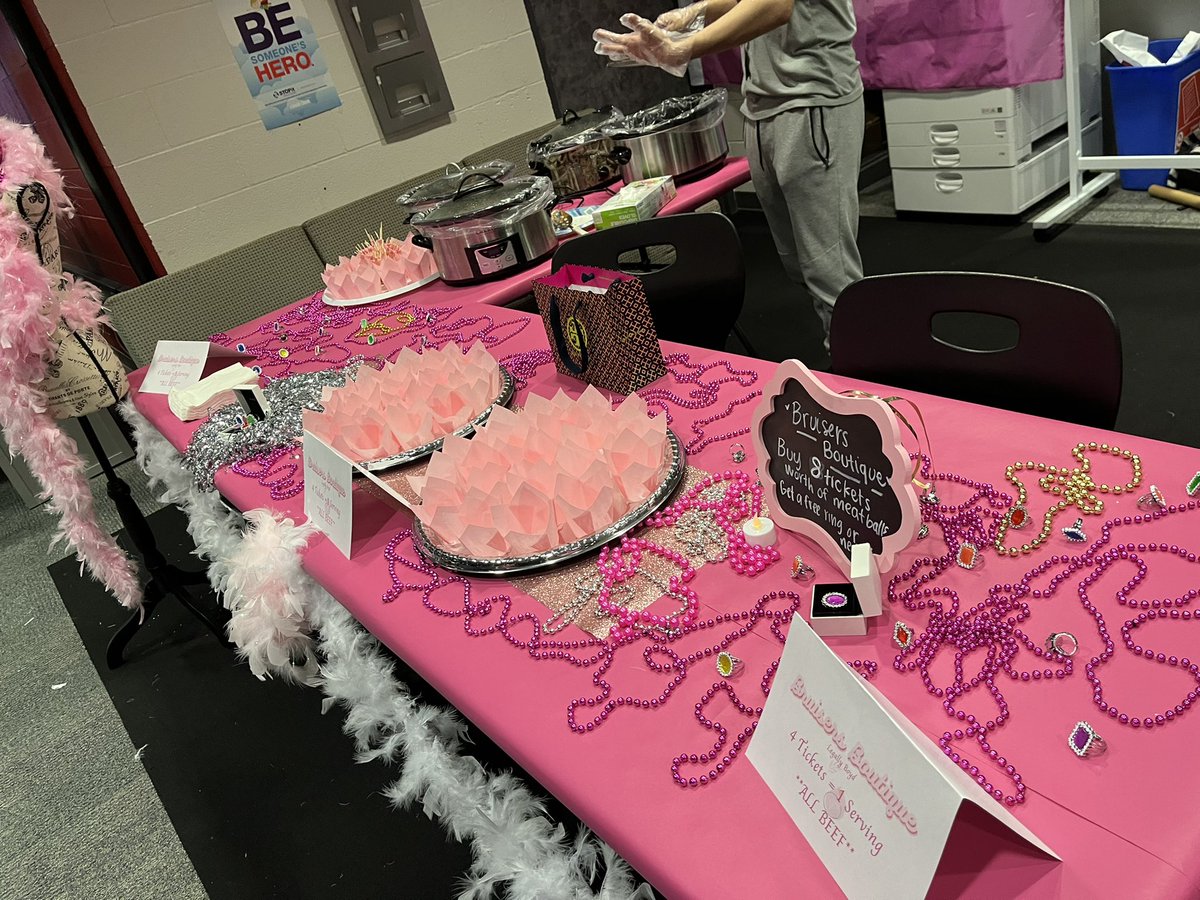 DanaeBoyd's tweet image. #snackerchallenge2022 Legally Boyd has had a great day selling our all beef meatballs, “Bend and Snap Bites” at Bruiser’s Boutique @NewTechCoppell @abbyt_nthc Abby and Kathryn NTC Queens!!