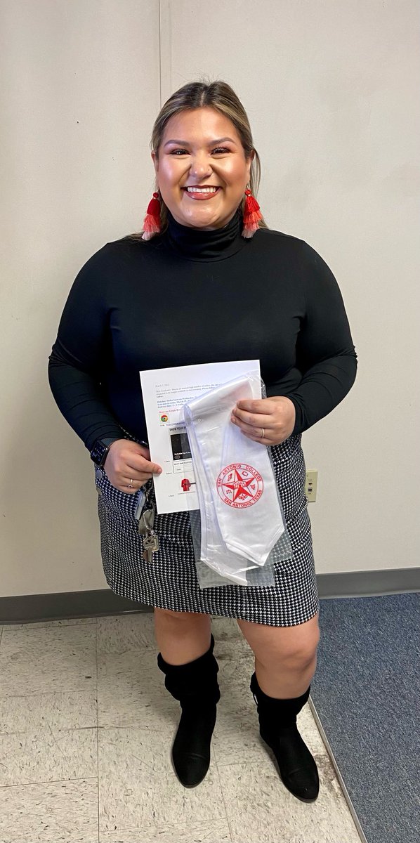 SAC_OSR's tweet photo. Emily was all smiles picking up her @SAC_PR Commencement 2022 goodies. #SACProud #HigherEd #SACGrads 🎓 https://t.co/lVNwIqYfEw