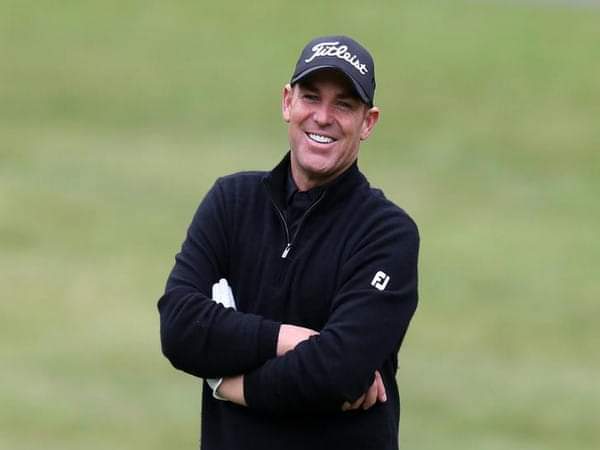 saurabhssml4u's tweet image. एक ऐसा लेग स्पिनर जिसके बौलिंग एक्शन के साथ हम सबने ही स्कूल के दिनों में बौलिंग की है, t-shirt कंधों तक चढाना हो, च्विंगम चबाते चबाते रनअप पर जाना हो या स्लिप पर खड़े खड़े अपने रद्दी से रद्दी गेंदबाज को &quot;बौलिंग शेन&quot; कहके उत्साहित करना हो..हम सबके जीवन की एक साझा याद आज चली गयी।