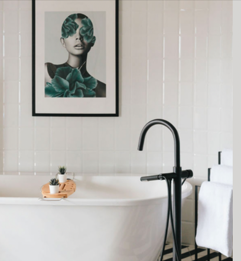 Fill the tub, add some bubbles and simply relax. It's the weekend 🛁⁣