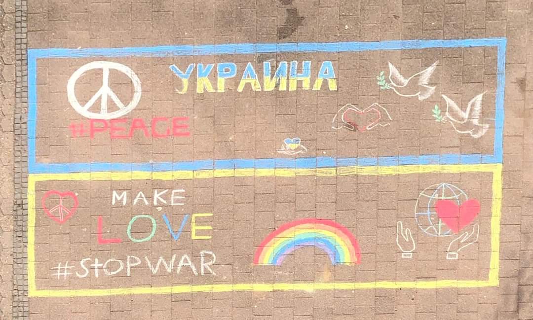 Khaleeschen's tweet photo. Mein #wdw kommt ganz analog von unserem Kunst GK und der BFS der @wssbr. Lernen fürs Leben. #Ukraine #StopWar #Peace #twlz https://t.co/K1OTb2IfYa