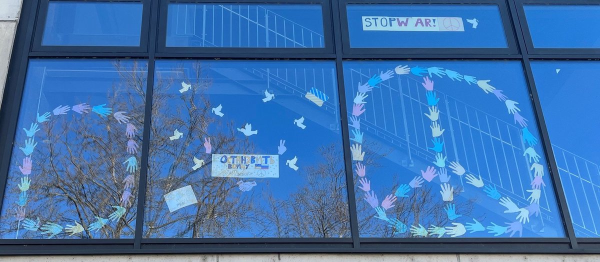 Khaleeschen's tweet photo. Mein #wdw kommt ganz analog von unserem Kunst GK und der BFS der @wssbr. Lernen fürs Leben. #Ukraine #StopWar #Peace #twlz https://t.co/K1OTb2IfYa