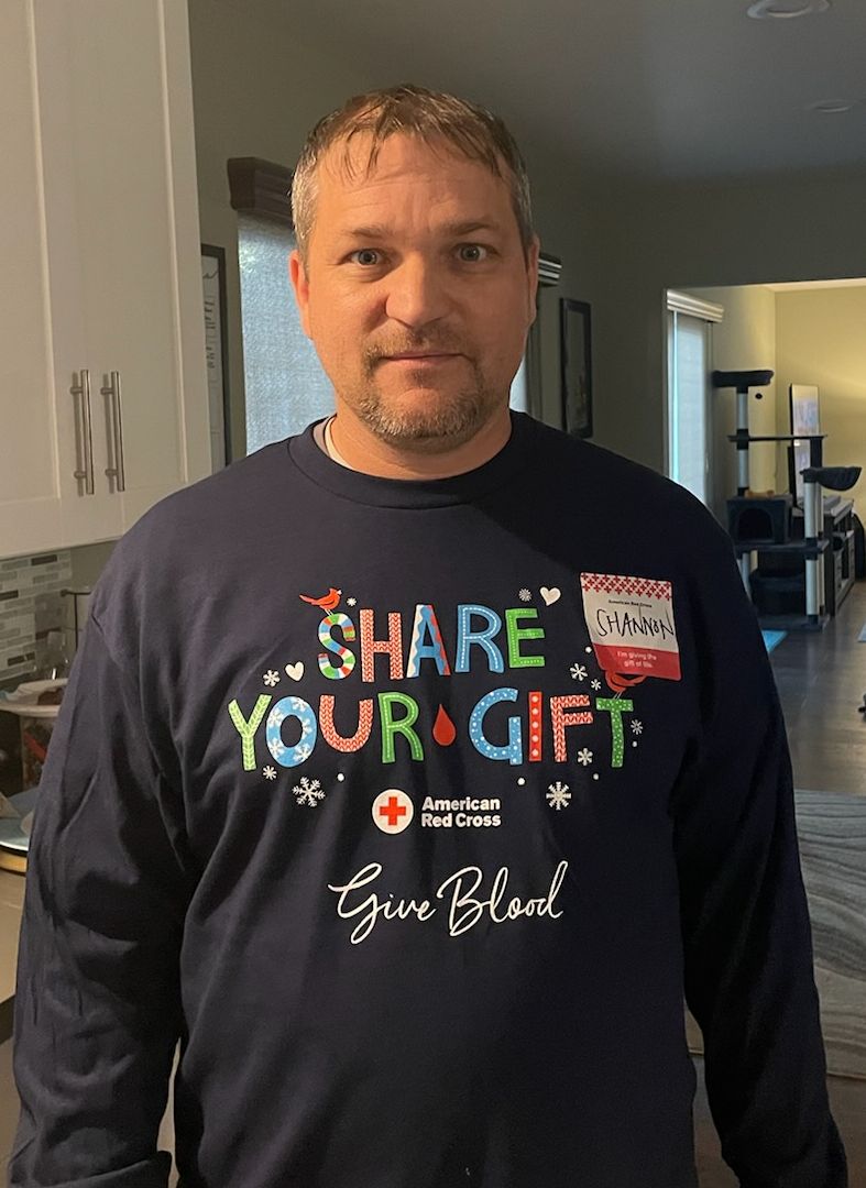 SoCal_RedCross's tweet photo. “It is a very simple process and the pride you feel after donating is a feeling that I have never felt before in my life.” - Shannon Thomas

Shannon knows that #HelpCantWait, and that every 2 seconds someone in the US needs blood. 🩸 Sign up to give at https://t.co/mCSR7S8xMY. https://t.co/WNbi4PPgCl