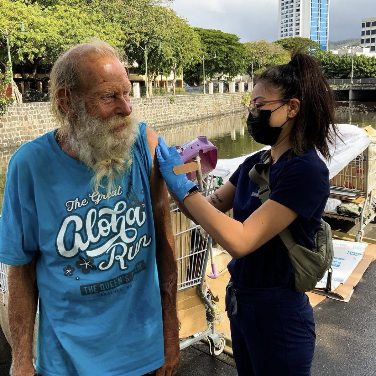 Fridays are for street outreach 💜 catch our street medicine team out in Chinatown every Tuesday & Friday meeting people where they are at 🤟🏽✊🙌🏻🤙🏾 #outreach #streetmedicine #harmreduction #hawaii #aloha #love #houseless