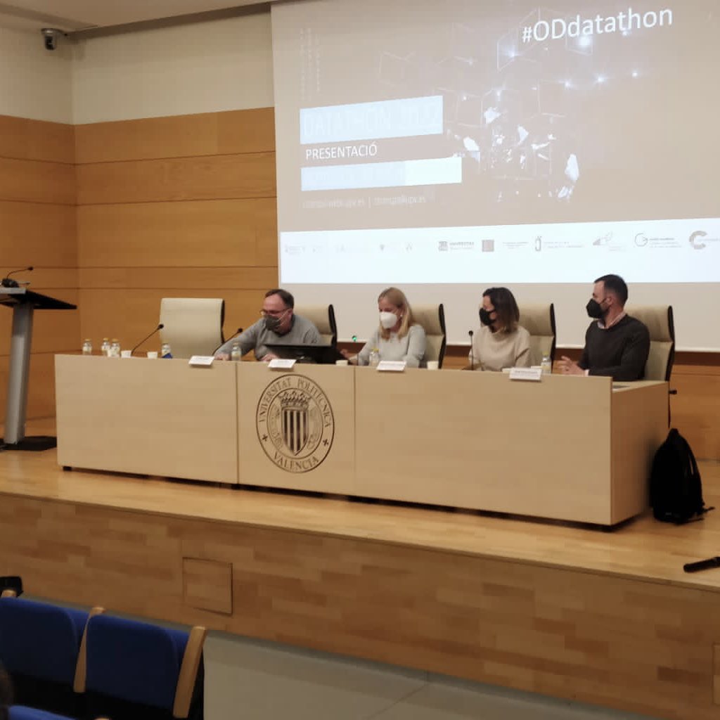 ddc_72's tweet photo. Molt agraïda a @catedrades, @CTE_CV i @dadesvalencia per la oportunitat de parlar dels #reptes mediambientals a la @UPV.
Un plaer haver compartit taula redona amb @EloinaColl @sergiperezs i @Vinglada.
#ODDatathon
#dades #dadesobertes https://t.co/foR4LA3DFd