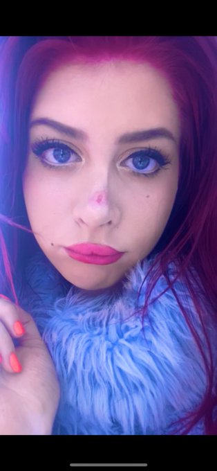 2 pic. Btw… everyone commenting/dming about my nose looking different… it is different! I had an awful