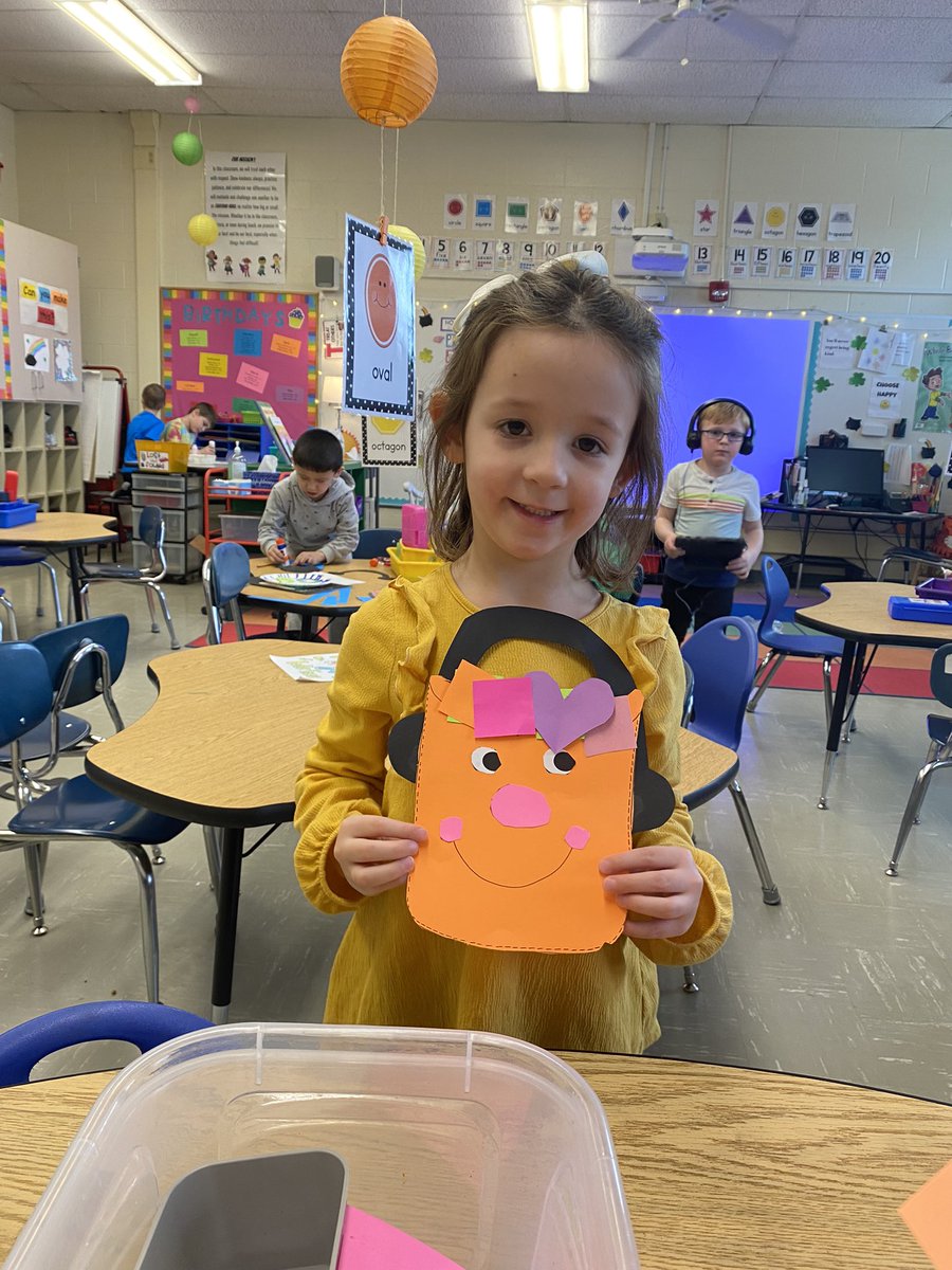 MissMarcheschi's tweet photo. Bucket filling fun👏🏼🖤🧡😊 @LECCTigerCubs https://t.co/wc2C12bLjv
