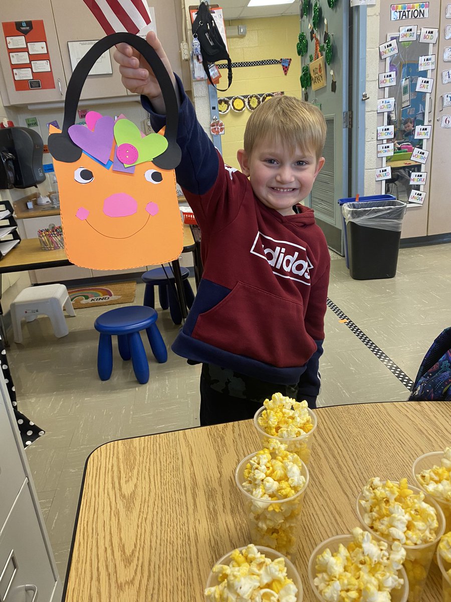 MissMarcheschi's tweet photo. Bucket filling fun👏🏼🖤🧡😊 @LECCTigerCubs https://t.co/wc2C12bLjv