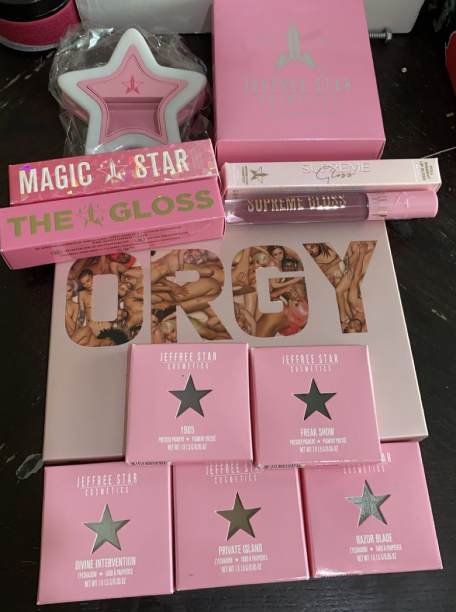 SativaMUA503's tweet photo. GIVEAWAY TIME!🎉

All @JeffreeStar products. New never opened or used. The gloss is shade let me be perfectly clear,supreme gloss in shade Improper,Yellow magic star concealer,single shadows,orgy palette and selfie light 💡 ❤️

To win 🏆 you must:
Like,retweet and follow!❤️ https://t.co/in1uqn3PbZ