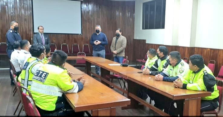 CTEcuador's tweet photo. #Azuay | Personal uniformado recibió capacitación por parte del @CJudicaturaEc, para garantizar la legalidad de los procedimientos, al ejecutar los operativos de control. 

Continuamos preparando a nuestros elementos para brindar el mejor servicio a la ciudadanía. https://t.co/6FhJxaxTwP