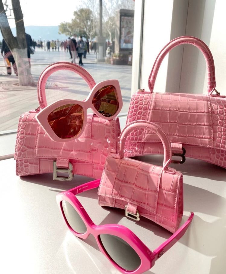 bottegalolita's tweet photo. Pink Balenciaga family https://t.co/BjdZrkGZFI