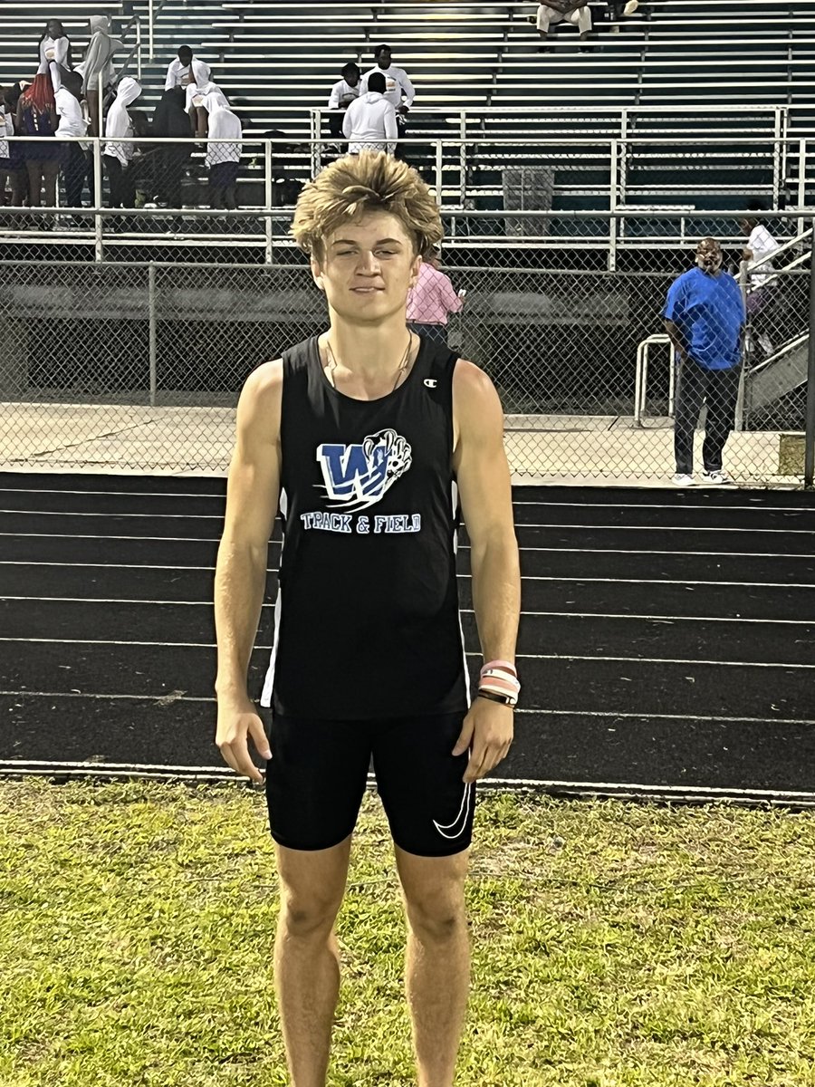 CoachMendoza13's tweet photo. Congrats to @ReeceLarson_10 for tying the school record with a 22.25 in his 3rd ever track meet!! Great job!! Great work to all the wolverines today!! @_oscarrobinson @WellyHS_FB @WHS_athletics1 @PrincipalHayden #GATA https://t.co/p80vtrgHzW