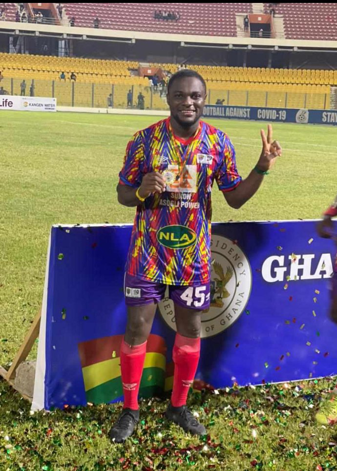 bennardokyere's tweet photo. @KojoKorsah19 (Dennis korsah) won his first ๐, Regional independence cup under @ProsNartehOgum at @Ebusua_Dwarfs against @VenomousVipers1 . He wins his first president cup and trophy against @ProsNartehOgum while playing under coach Samuel boadu.
#solidGuy
@HeartsOfOakGH https://t.co/i5LZXSbwHV