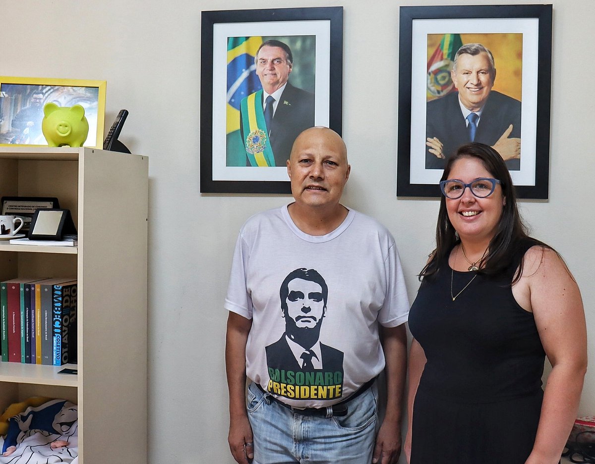 - Toda a minha solidariedade ao sr. Saint Clair Padilha, que alega ter sido obrigado a trocar a camiseta do presidente <a href="/jairbolsonaro/">Jair M. Bolsonaro</a> para poder ser transportado por uma ambulância na saúde pública aqui de Santa Maria/RS, enquanto esteve hospitalizado e precisou do deslocamento.+