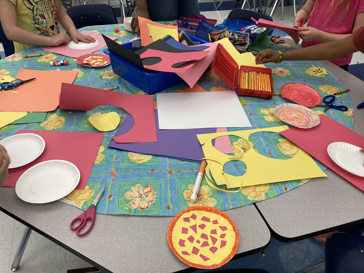 HarringtonPasar's tweet photo. Students working on a Build Your Own Pizza craft in PASAR! https://t.co/yrmF5B5Gpr