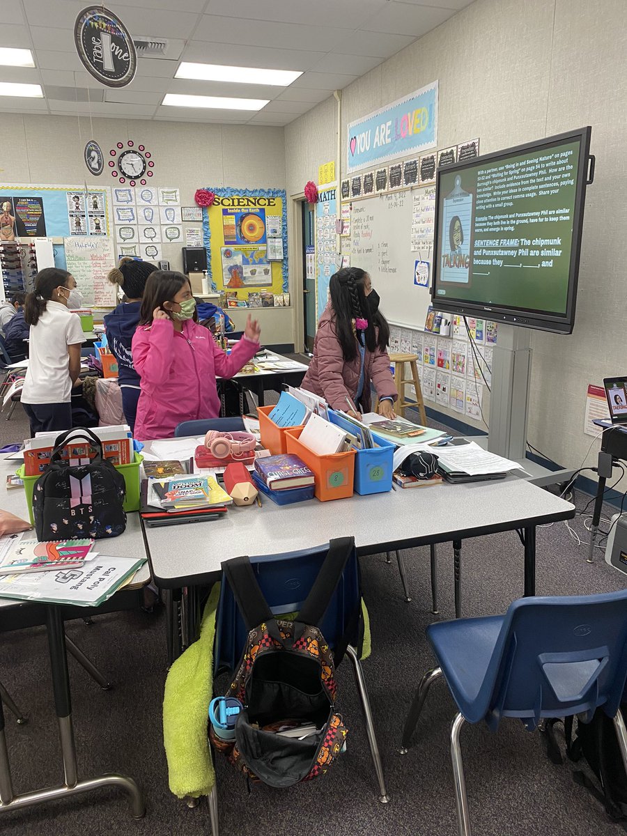 yogigis's tweet photo. How do authors use commas for clarity? Kimball 4th graders listening, learning, and thriving during ELD. 📝📖#NSD @NSDLeighangela @zepolaj https://t.co/GiVIxgsLyK