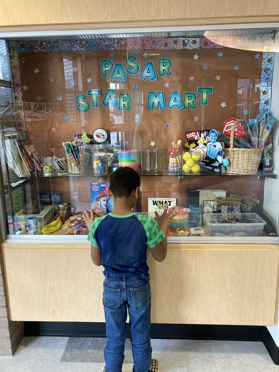 HarringtonPasar's tweet photo. Students selecting their prizes from the PASAR Star Mart! ⭐️ https://t.co/h25tch07xz