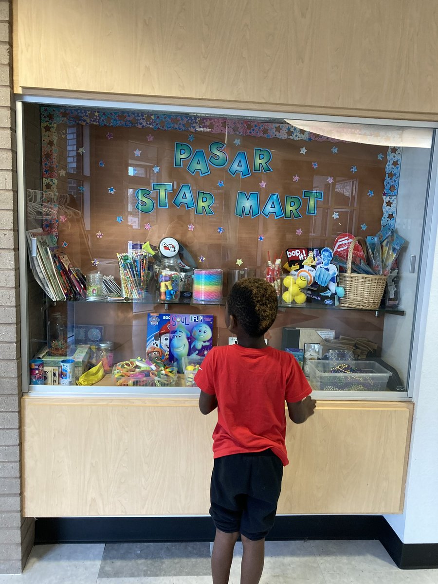 HarringtonPasar's tweet photo. Students selecting their prizes from the PASAR Star Mart! ⭐️ https://t.co/h25tch07xz