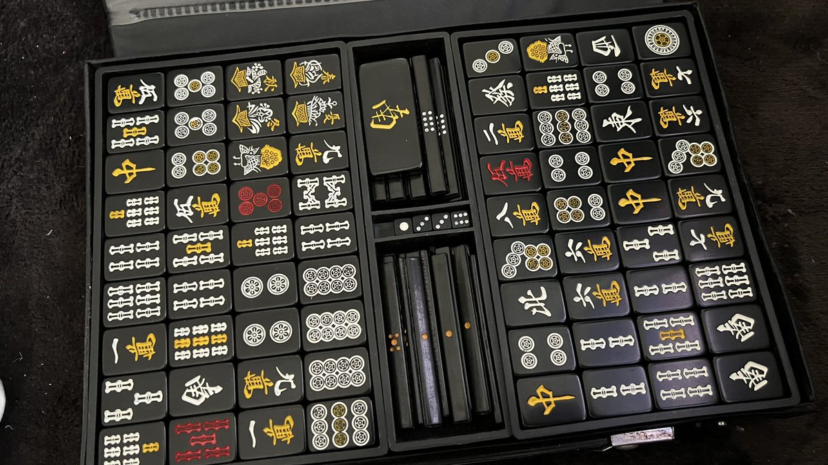 Lilastex3 麻雀牌もでてきた 黒牌はいつ見てもかっこいいな T Co Ryvvzteehz Twitter