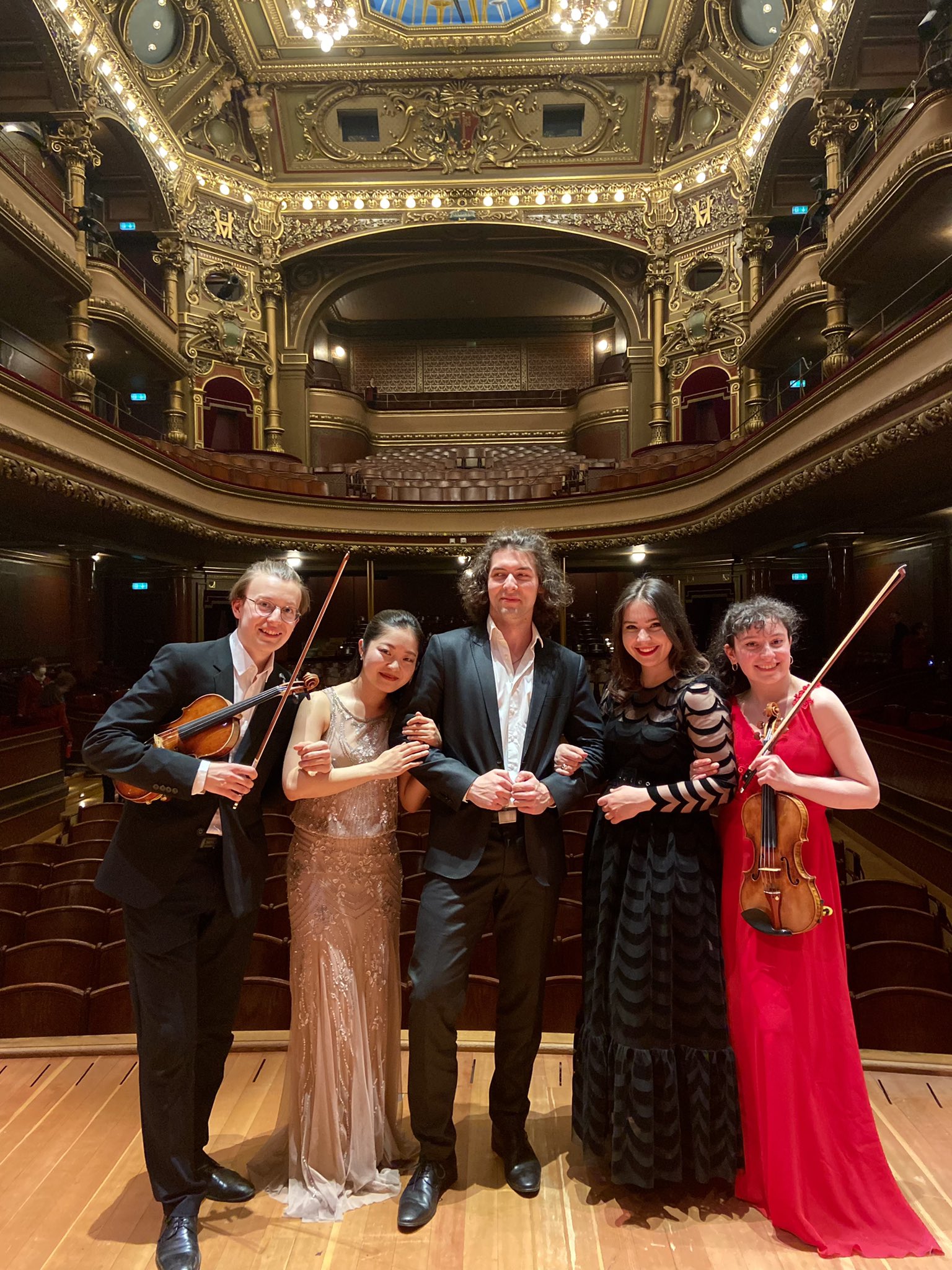 飯守朝子 Asako Iimori ジュネーブ ヴィクトリアホールにて シューベルトの死と乙女 弦合奏版 他 小品を色々と演奏しました 指揮をしてくださったのは 厳しくもあたたかく私たちを指導してくださっているタカーチ先生 2枚目はシューベルトのトップ3 飯守朝子 Asako Iimori ジュネーブ ヴィクトリアホールにて シューベルトの死と乙女 弦合奏版 他 小品を色々と演奏しました 指揮をしてくださったのは 厳しくもあたたかく私たちを指導してくださっているタカーチ先生 2枚目はシューベルトのトップ3