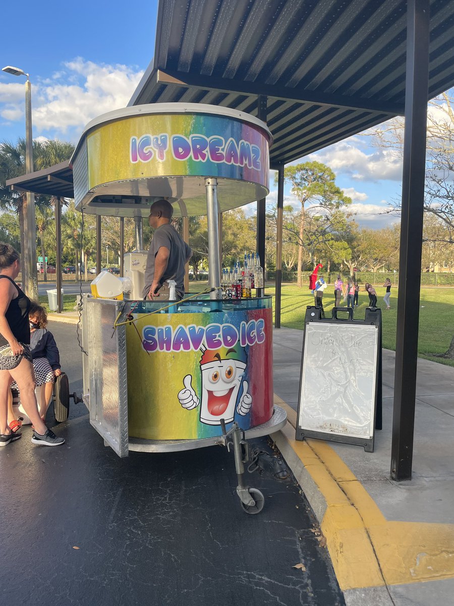 🍿What a great turnout! Tummies are filled with fresh Popcorn, snacks, and yummy pizza from Il Primo Pizzería , kids and family are having a great time…but still nobody talkes about Bruno…🤷‍♀️ #encantomovie #movienight <a href="/VineyardsVipers/">Vineyards Elementary</a> <a href="/MrsPetryBookCo1/">Mrs.PetryInTheLibrary</a>