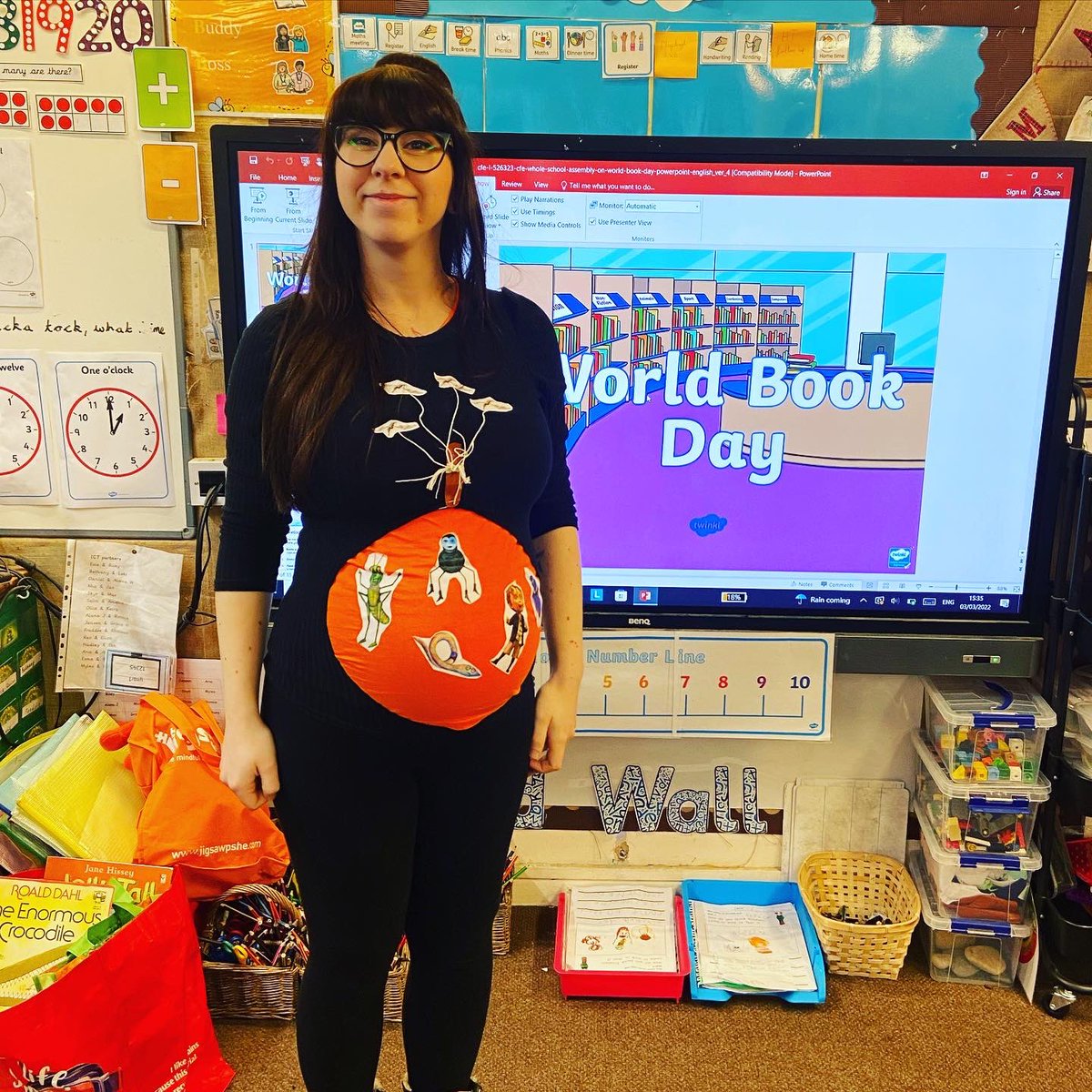 Miss_H28's tweet photo. Forgot to add it on, here’s my world book day costume featuring the bump 😊🍑📚🌎 https://t.co/PFCuTByQSw