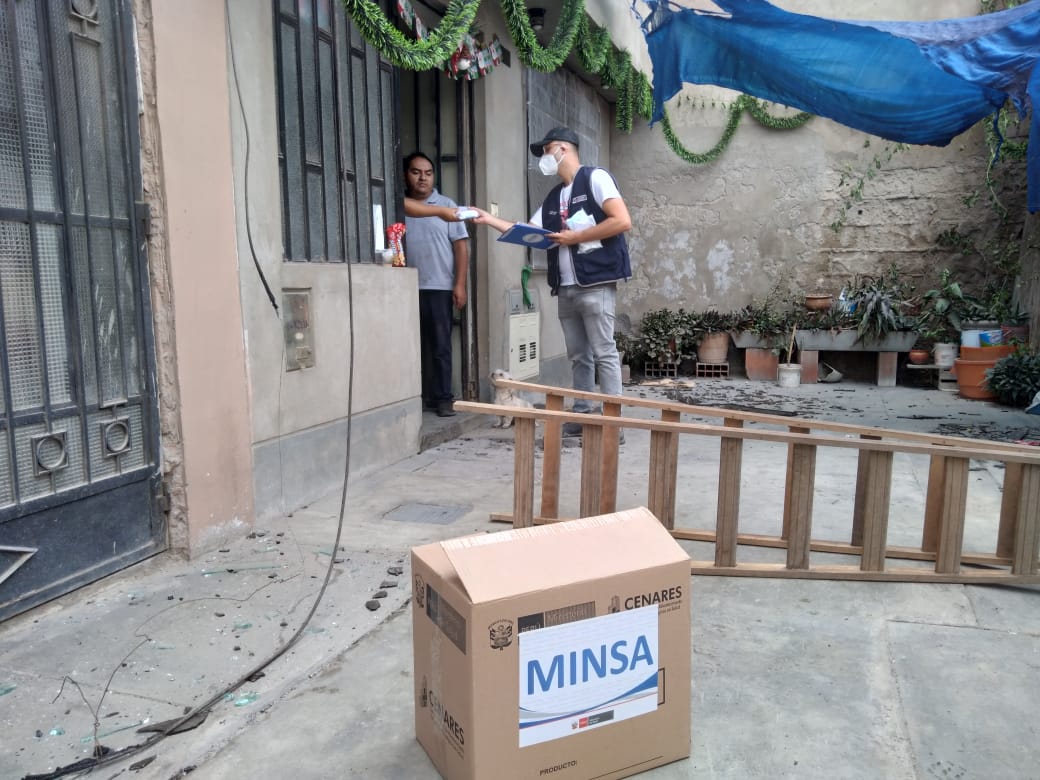 Minsa_Peru's tweet photo. #Minsa, a través de #Promsa, llegó hasta el distrito de San Juan de Lurigancho, donde se produjo un incendio que perjudicó a más de 60 familias. Allí se instaló un centro de auxilio rápido para atención primaria y se entregó más de 500 mascarillas a las familias damnificadas. https://t.co/PoXkoWA4K1