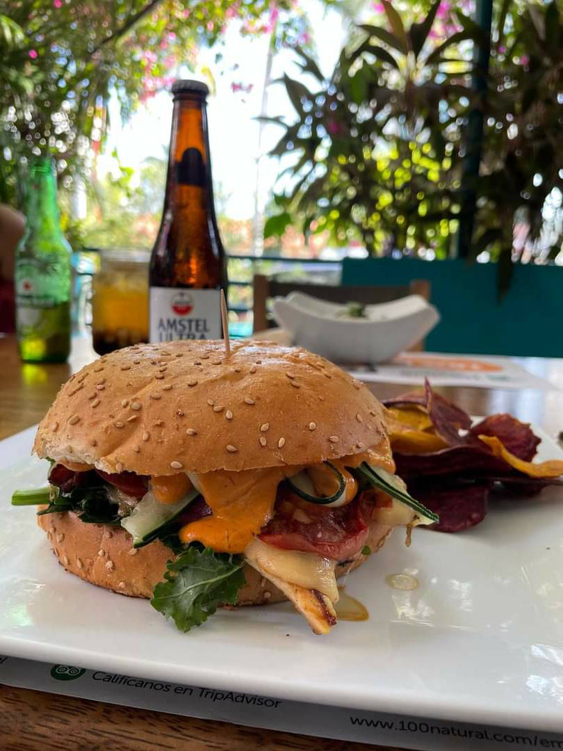 100Natural's tweet photo. Viernes casual 🍔 + 🍺 = 😎 https://t.co/2FYzQABan1