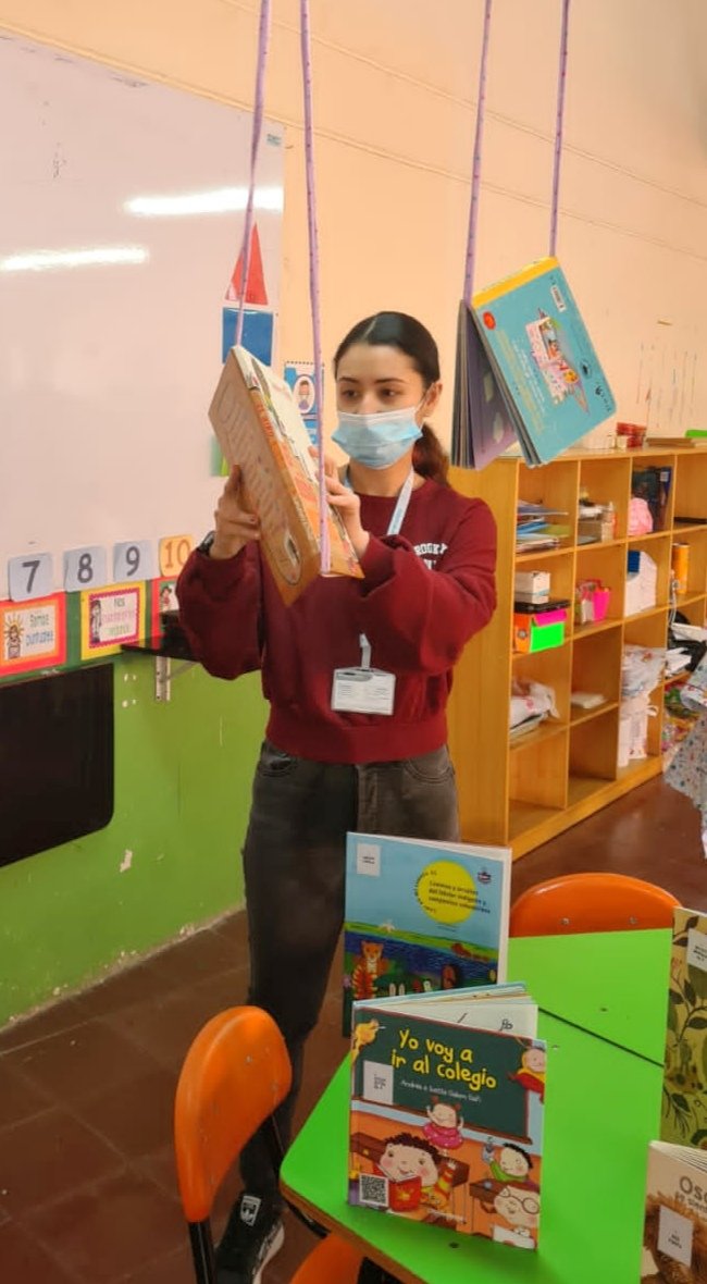 mbpinzon's tweet photo. Fortaleciendo la comprensión crítica a partir del análisis intertextual 🤓📚
La biblioteca se ambientó con cuentos colgantes, toda una motivación para la lectura 🤩
#PTAmeTransForma @PTA_Colombia @MeryMor @kolombiyali @Daz4Grace https://t.co/7YJjOUF53a