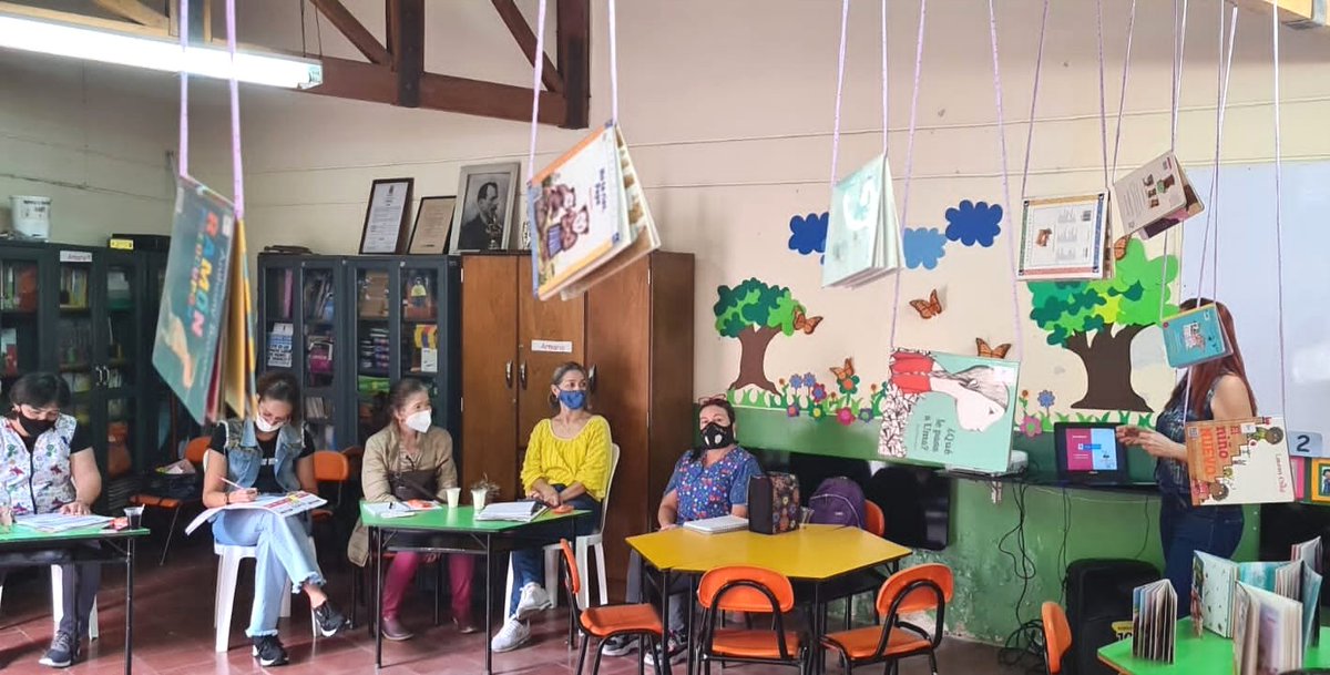 mbpinzon's tweet photo. Fortaleciendo la comprensión crítica a partir del análisis intertextual 🤓📚
La biblioteca se ambientó con cuentos colgantes, toda una motivación para la lectura 🤩
#PTAmeTransForma @PTA_Colombia @MeryMor @kolombiyali @Daz4Grace https://t.co/7YJjOUF53a