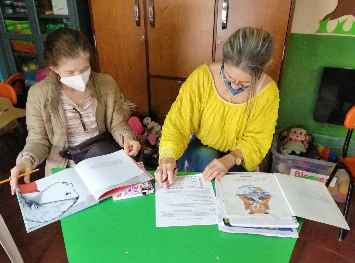 mbpinzon's tweet photo. Fortaleciendo la comprensión crítica a partir del análisis intertextual 🤓📚
La biblioteca se ambientó con cuentos colgantes, toda una motivación para la lectura 🤩
#PTAmeTransForma @PTA_Colombia @MeryMor @kolombiyali @Daz4Grace https://t.co/7YJjOUF53a