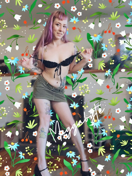 🖤Cashtag special- 🖤$5 custom pic or photo set 🖤$10 pre made video 😈Rt to get an extra bonus pic with