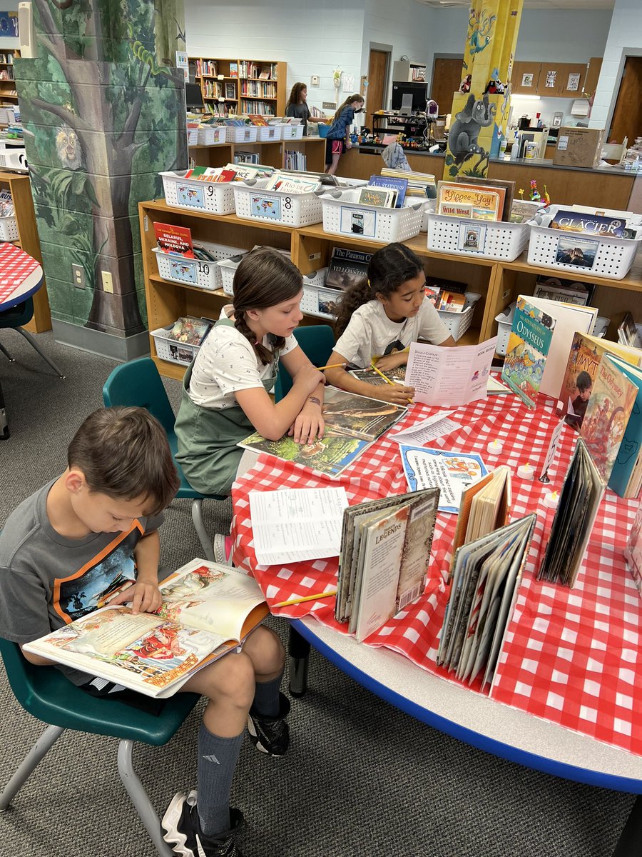 ambertroyemcb3's tweet photo. Our 3rd graders loved book “tasting” all the different folktale genres! The 3 Little Pigs and the Big Bad Wolf even paid a visit to McBride today!
#SPSreads #McBrideMntLions @CheriDade @Mlynnw78 @aliciasmcb3 https://t.co/7h9i9O5ubk
