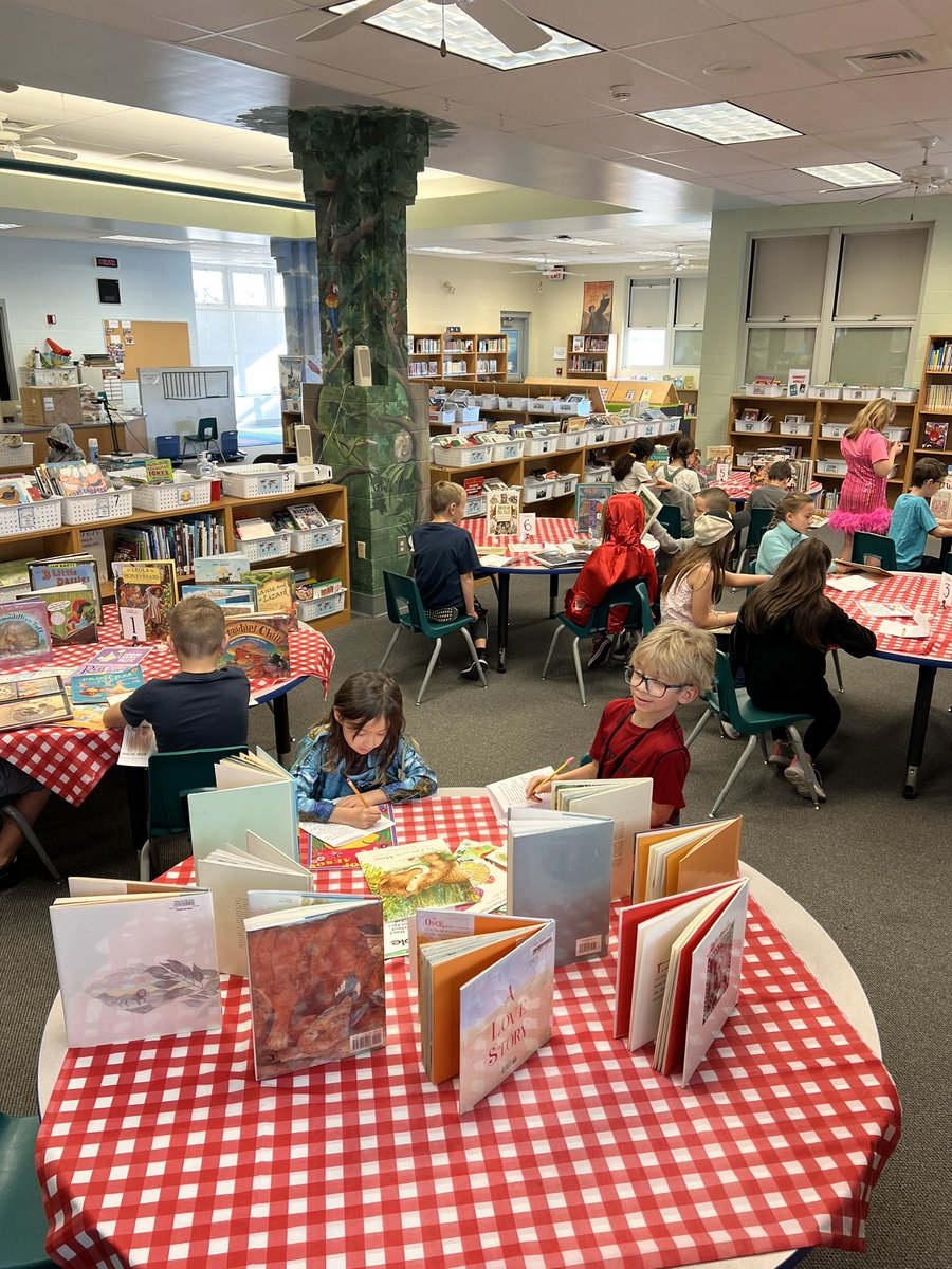 ambertroyemcb3's tweet photo. Our 3rd graders loved book “tasting” all the different folktale genres! The 3 Little Pigs and the Big Bad Wolf even paid a visit to McBride today!
#SPSreads #McBrideMntLions @CheriDade @Mlynnw78 @aliciasmcb3 https://t.co/7h9i9O5ubk