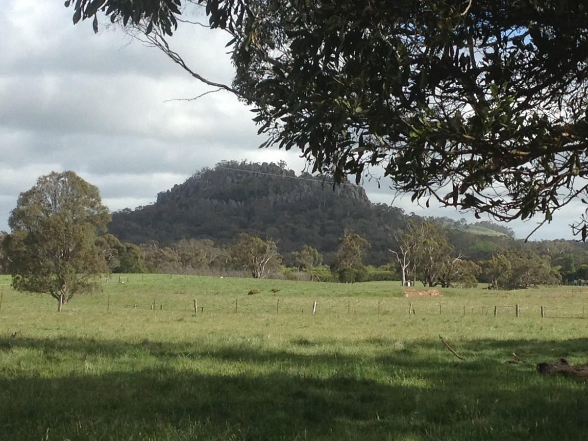 In 2014 Lib Govt stopped dvlpmnt at #HangingRock after public outcry. New Labor Govt Mstr Plan 4 dvlpmnt, car parks in clear view of rock 😡😢