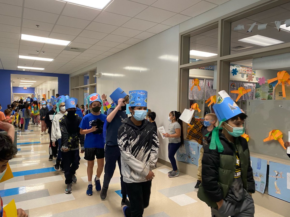BrooksMuseumsES's tweet photo. Some of our 5th graders and staff in the first moving museum of the year! #movingmuseum #5thgraders #WeAreBrooks https://t.co/TyyFUAyZun
