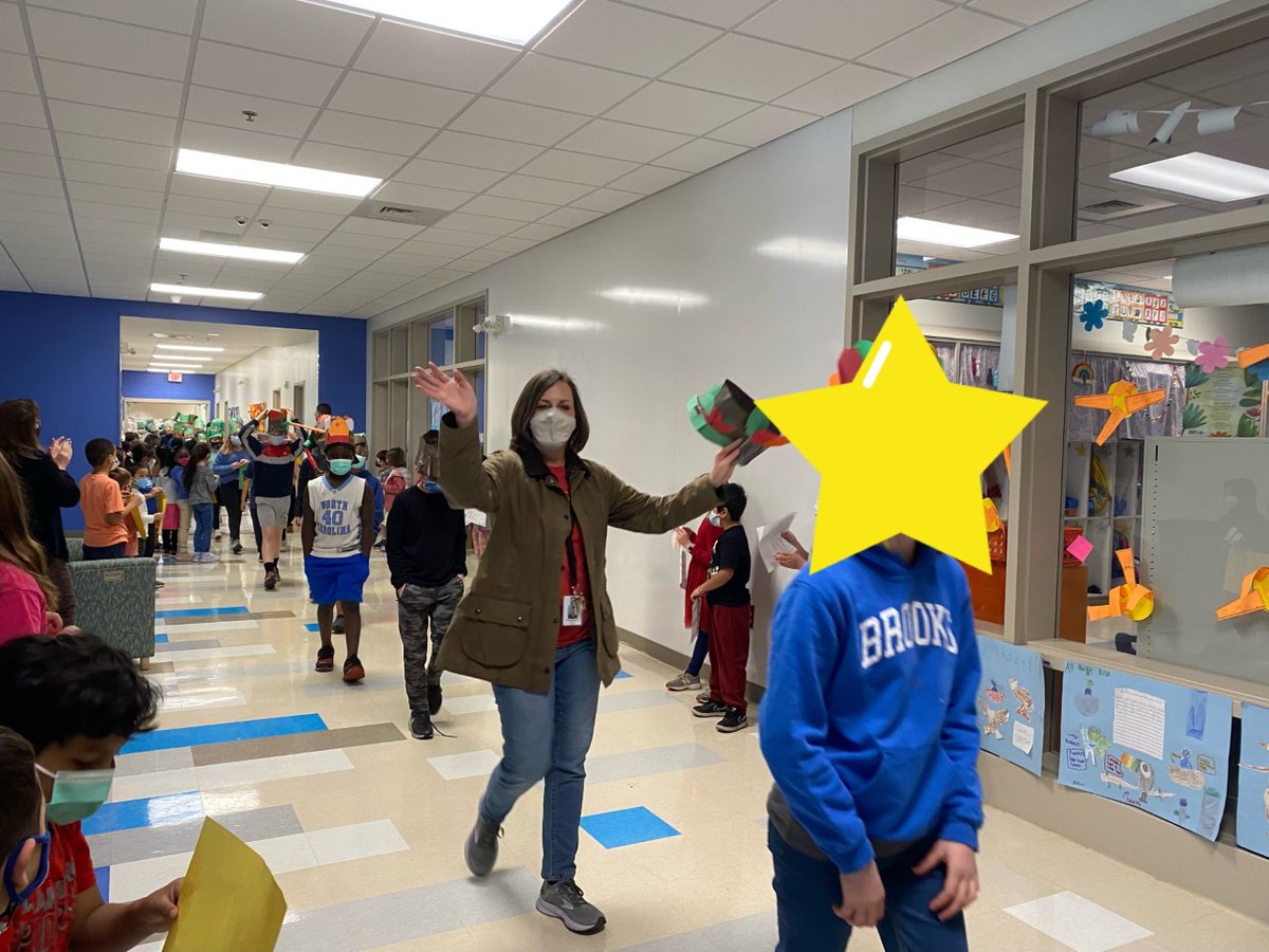BrooksMuseumsES's tweet photo. Some of our 5th graders and staff in the first moving museum of the year! #movingmuseum #5thgraders #WeAreBrooks https://t.co/TyyFUAyZun