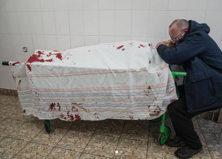 truth_about_war's tweet photo. Father cries on his son's lifeless body in Mariupol. How many kids should die so the world acts? Stop killing Mariupol! #StopPutinNOW #UkraineRussiaWar #WARINUKRAINE #Mariupol 

Photo by @evgenymaloletka https://t.co/oJvnImeb5q