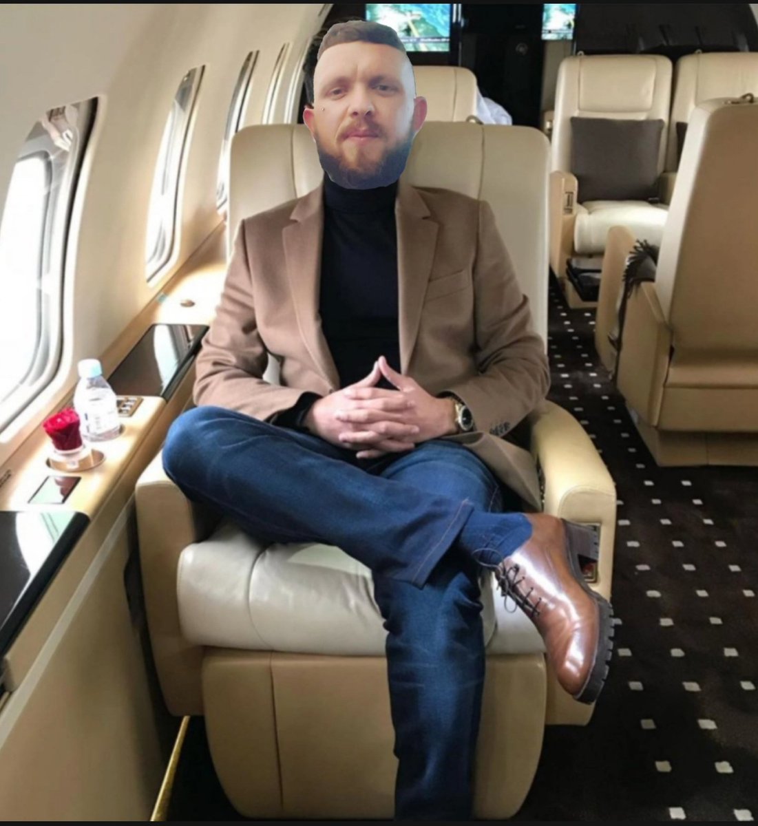 LUKEVLOGSLIFE1's tweet photo. Please send money my enemies are after me😅 #TinderSwindler https://t.co/Ch3ex9LVdY